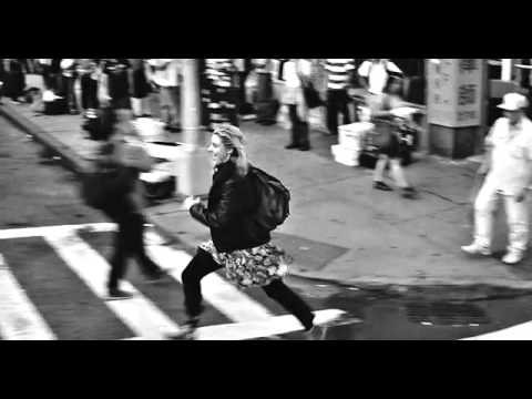 Frances Ha [2013] - Dance in the street