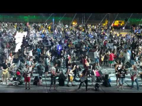 1200 musicians play Smells like teen spirit by Nirvana - live in Cesena (Rockin&#039; 1000 - That&#039;s live)