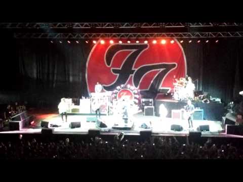 Foo Fighters Mohawk plays drums on stage + Fabio from Rockin 1000 Cesena 03/11/15