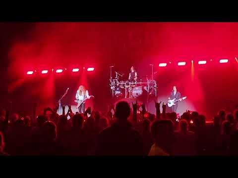 Megadeth&#039;s Dave Mustaine stops concert mid song to stop bullying. and Holy Wars live.