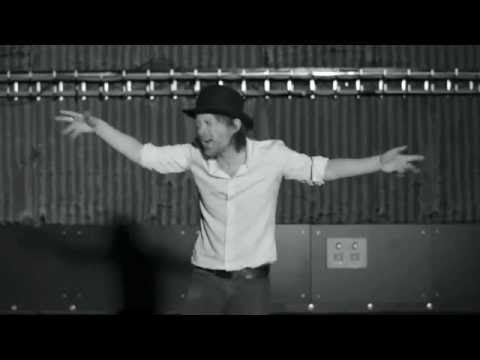 Thom Yorke dances to Single Ladies
