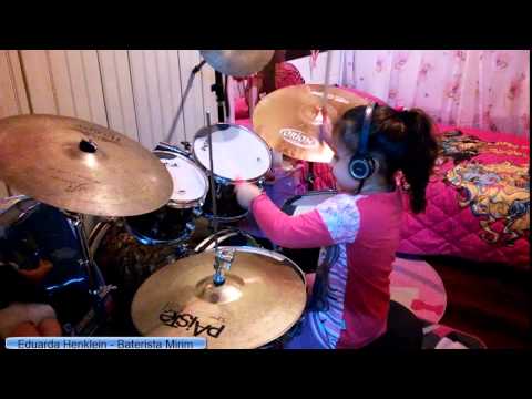 Eduarda Henklein (4 anos) tocando: COVER Iron Maiden - Wasting Love (primeiro ensaio da musica)