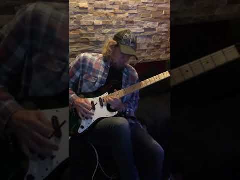 Adrian Smith jamming to Floyd (Comfortably Numb) at RnR Studios