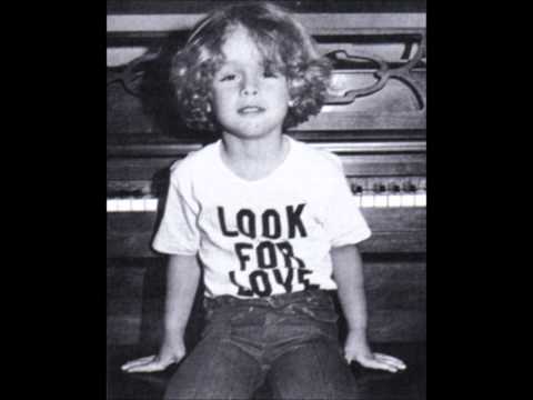 Billie Joe Armstrong singing at 5 years old. (Look For Love).