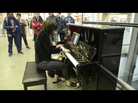 Playing Nothing Else Matters on Elton John&#039;s piano at St. Pancras Station - London