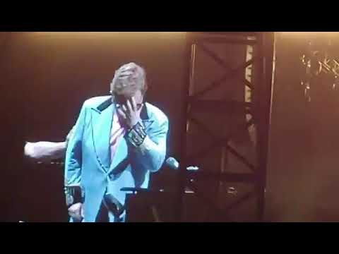 Sir Elton John crying at his auckland concert in new zealand