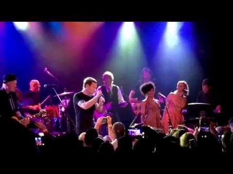 Ewan McGregor sings Heroes in tribute to David Bowie at Roxy Theater in Los Angeles 2/8/16