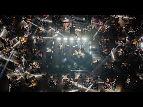 100 drummers play &#039;My Hero&#039; by Foo Fighters — Remembering Taylor Hawkins | Studio Brussel