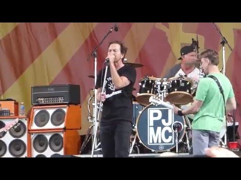 Pearl Jam - Rockin&#039; in the Free World [Neil Young cover] (Jazz Fest 04.23.16) HD
