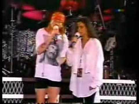 People Throwing Things Makes Axl Rose Stop The Show During Nightrain (Argentina)