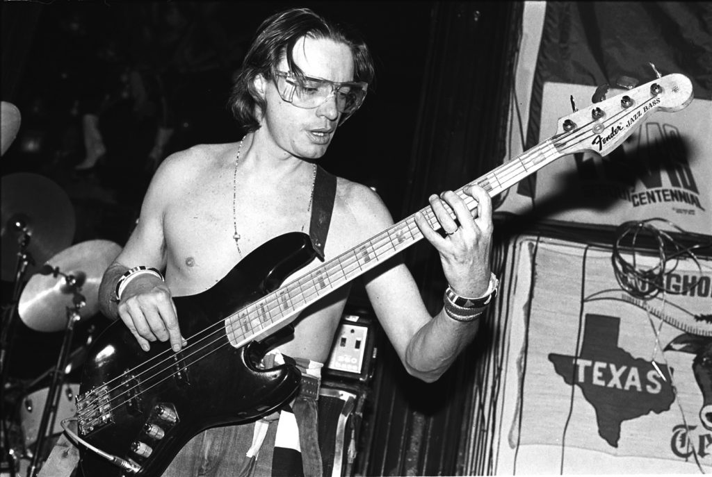 Jaco Pastorius: Στην καριέρα του χρησιμοποίησε αρκετές παραλλαγές του Fender Jazz Bass. Παρέμενε όμως πάντα πιστός σε αυτό το μοντέλο.