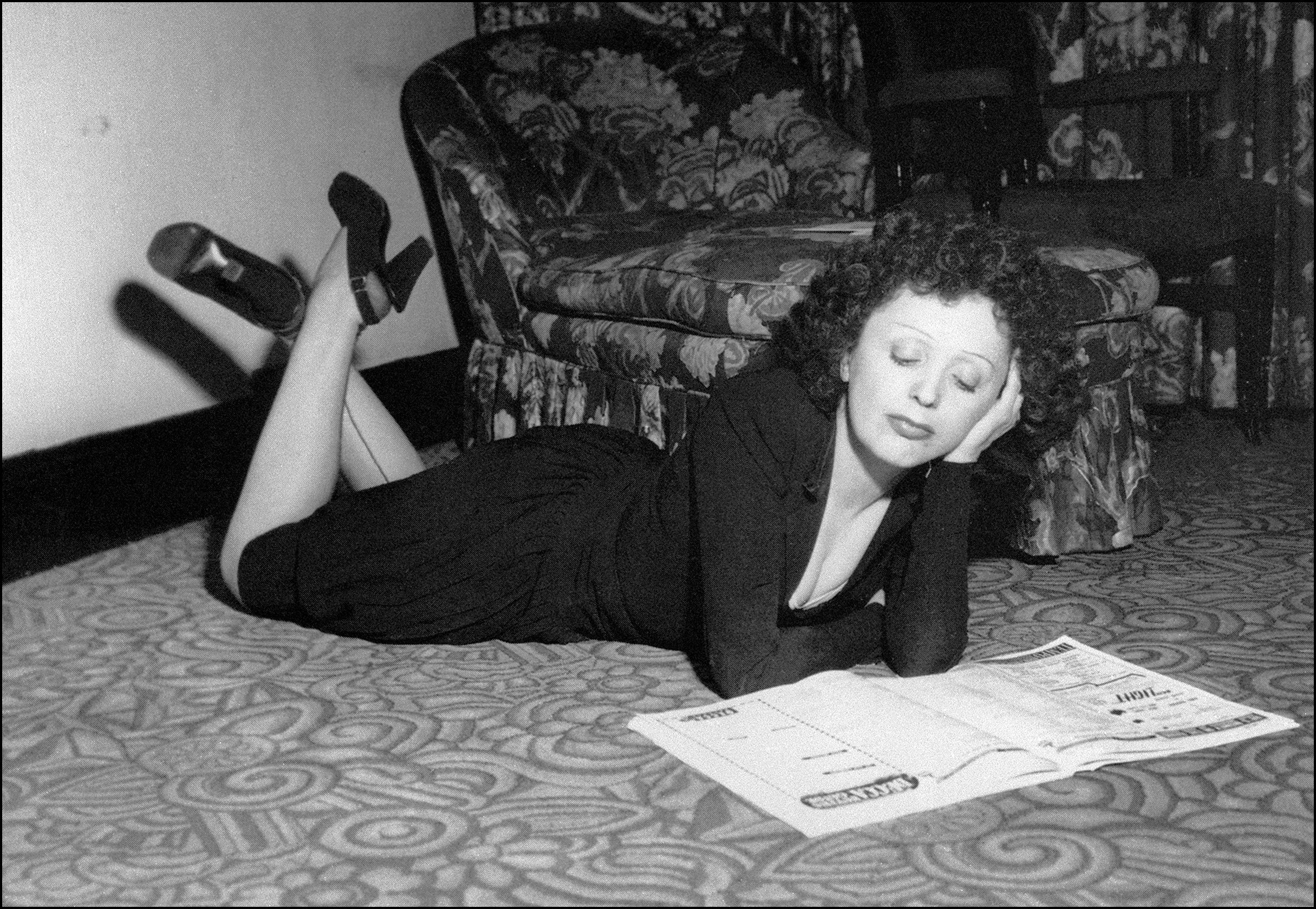 Φωτογράφιση της Piaf, το Νοέμβριο του 1948