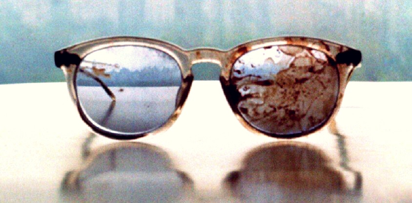Τα γυαλιά που φόραγε ο John Lennon την ημέρα της δολοφονίας του.
