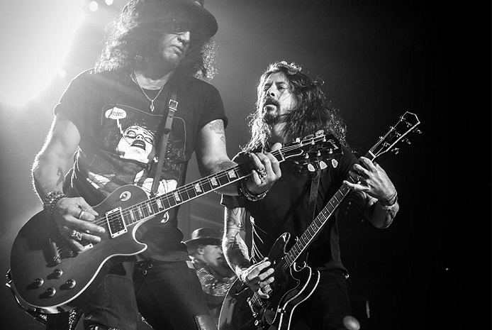 Slash - Dave Grohl (photo by UltimateClassicRock)
