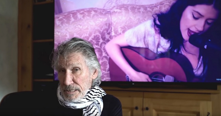 Ο Roger Waters με φόντο την Κατερίνα Ντούσκα