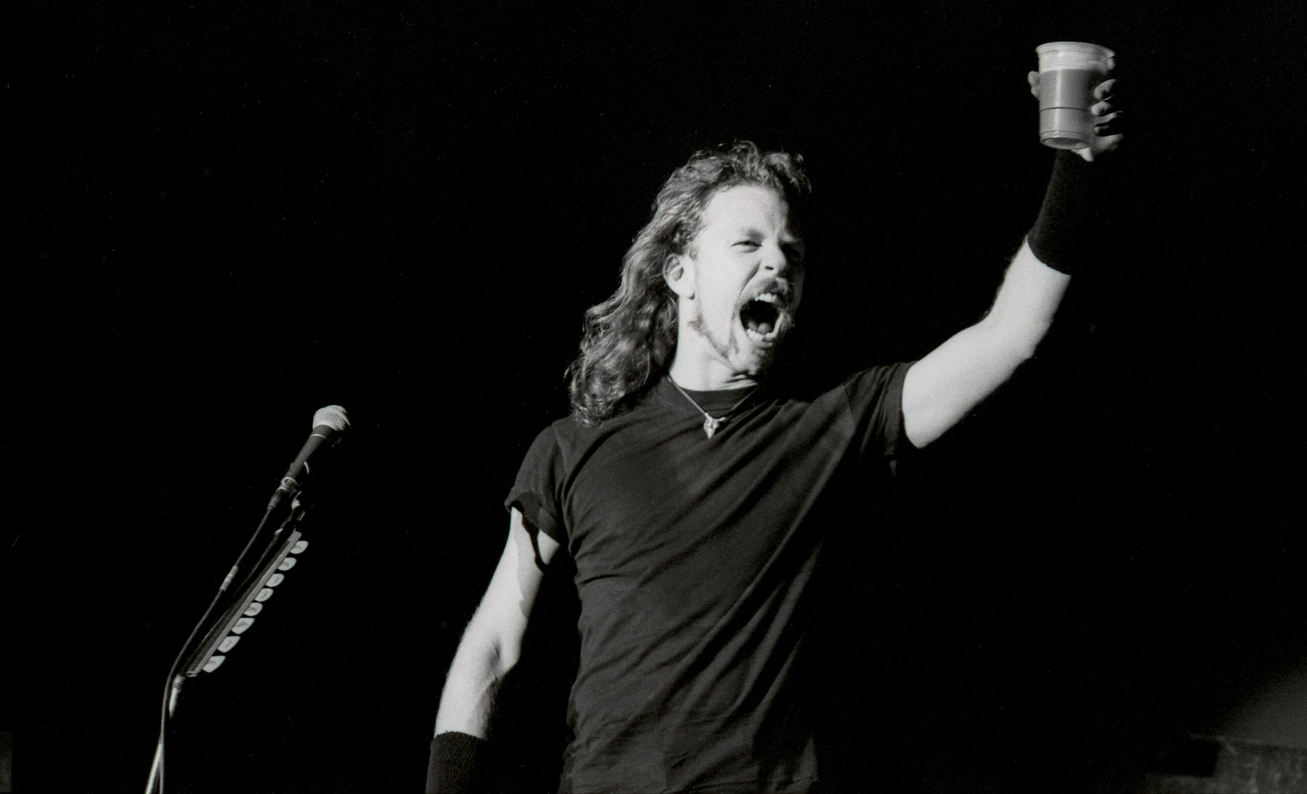 Metallica - Νέα Σμπύρνη (Φωτό Χρήστος Κισατζεκιάν «Πηγή: https://www.athensvoice.gr/culture/music/622139_metallica-i-axehasti-synaylia-sti-nea-smyrni-1993»