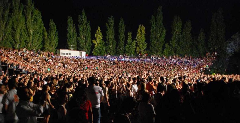 Φεστιβάλ στη Σκιά των Βράχων: Συναυλίες και παραστάσεις