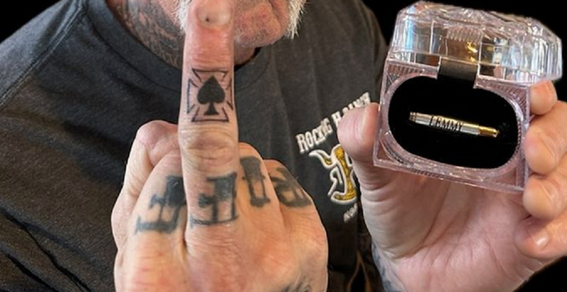 O James Hetfield έκανε τατουάζ με τις στάχτες του Lemmy